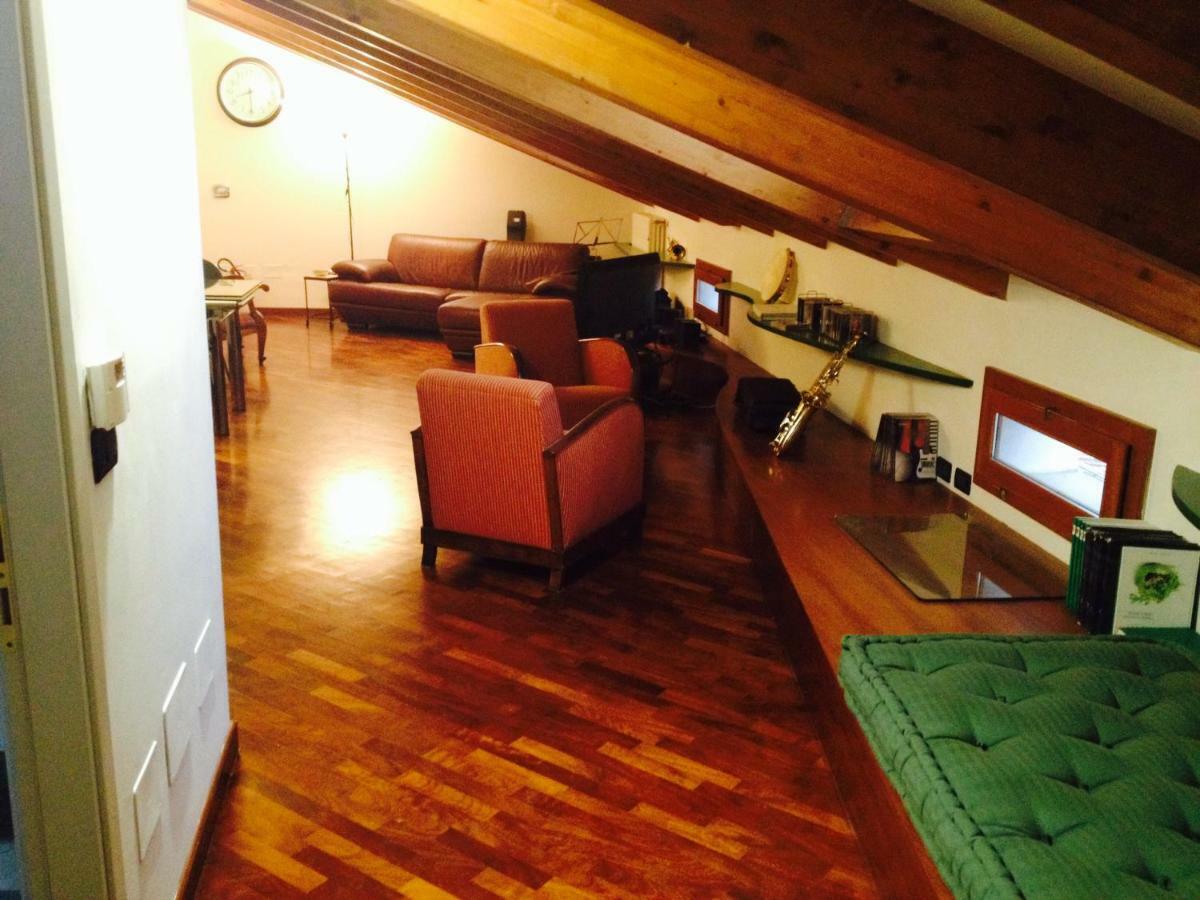 La Mansarda Della Musica Appartement Bologna Buitenkant foto